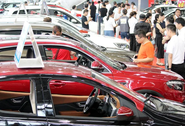 Los Visitantes Observan Los Sedanes Suv Durante Una Exposición Automóviles — Foto de Stock