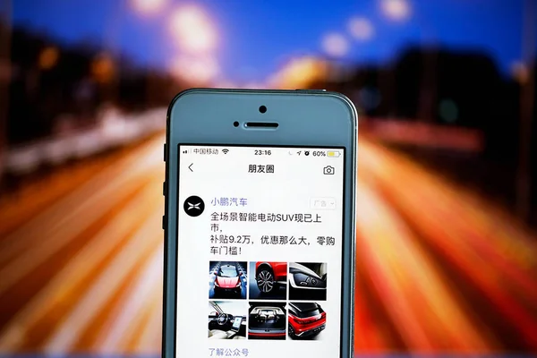 Ein Handynutzer Benutzt Die Messaging App Weixin Oder Wechat Von — Stockfoto