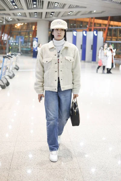Κινέζα Ηθοποιός Victoria Τραγούδι Τραγούδι Qian Φτάνει Στο Διεθνές Αεροδρόμιο — Φωτογραφία Αρχείου