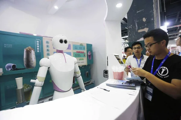 2017年9月26日 在中国上海上海世博会展中心举行的2017年上海国际无人商店和零售新终端服务创新展览会上 一个机器人在一家茶店工作 — 图库照片
