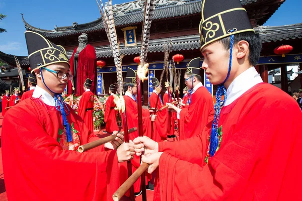 Teilnehmer Traditionellen Kostümen Führen Ein Ritual Zum 2568 Jahrestag Der — Stockfoto