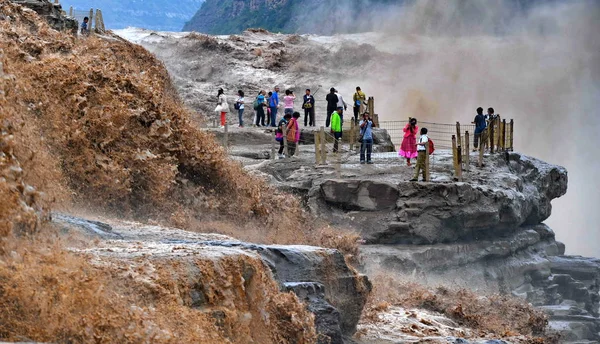 Touristen Besuchen Den Rauschenden Hukou Wasserfall Auf Dem Gelben Fluss — Stockfoto