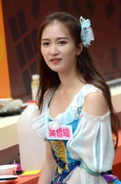 Zhehan Von Der Chinesischen Mädchengruppe Snh48 Besucht Die Chinesische Food — Stockfoto