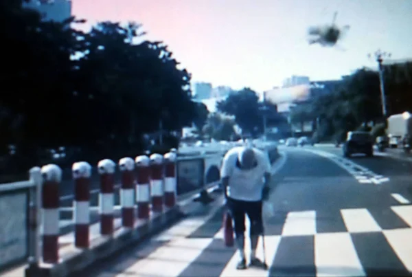 Neste Screenshot Homem Idoso Atravessa Lentamente Estrada Como Ele Tira — Fotografia de Stock