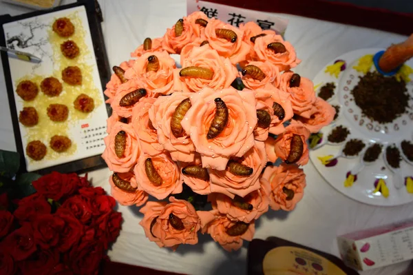 独創的な雲南文化産業博覧2017会の中にディスプレイ上のワームで覆われたバラの珍しい料理の表示中国雲南省南西部の昆明市にある昆明インターナショナルコンベンション エキシビションセンターで 8月11日2017 — ストック写真