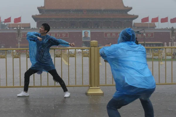 Turista Eső Kabát Jelent Egy Fotót Heves Esőzések Tian Anmen — Stock Fotó