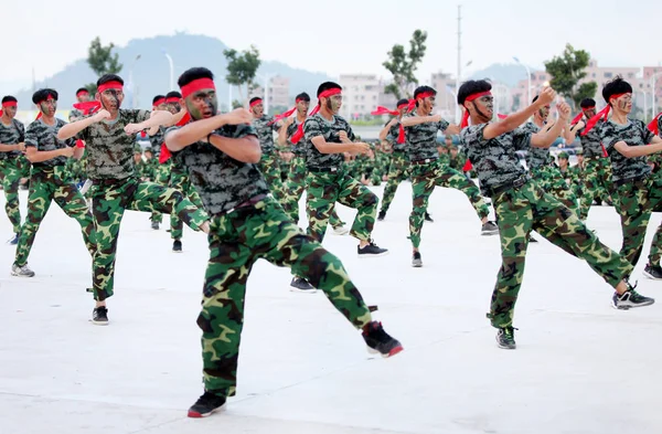 Erstsemester Treten Bei Einer Vorführung Militärischer Ausbildung Auf Dem Freiluftstadion — Stockfoto