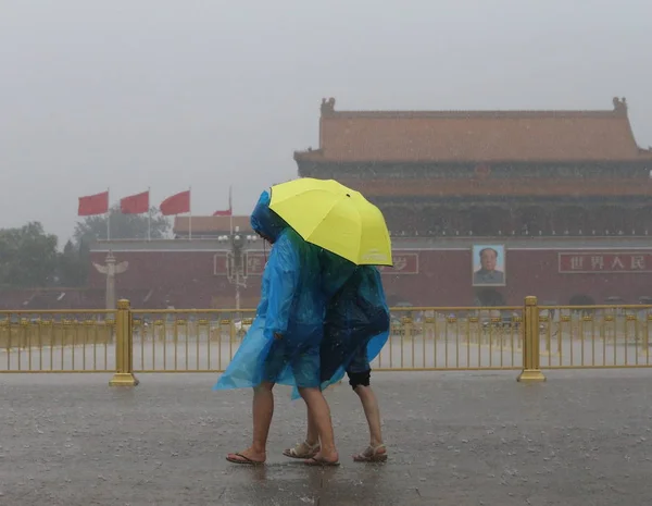 Туристи Дощ Пальто Парасольками Ходити Сильний Дощ Tian Anmen Площі — стокове фото