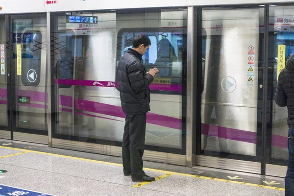 Pasażerowie Pomocą Smartfonów Pierwszym Chiny Stacji Metra Taipingyuan Stacja Metra — Zdjęcie stockowe