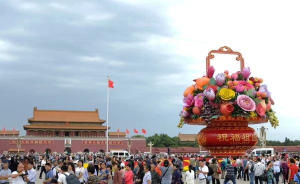 Les Touristes Chinois Regardent Énorme Parterre Forme Panier Intitulé Bénédictions — Photo
