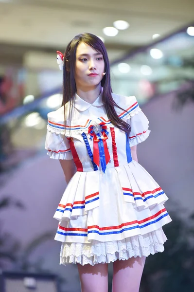 中国偶像女孩团体 Shy48 的一名成员出席2017年8月12日在中国东北辽宁省沈阳市一家购物中心举行的促销活动 — 图库照片
