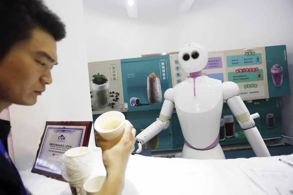 Ein Besucher Betrachtet Den Tee Den Ein Roboter Während Der — Stockfoto