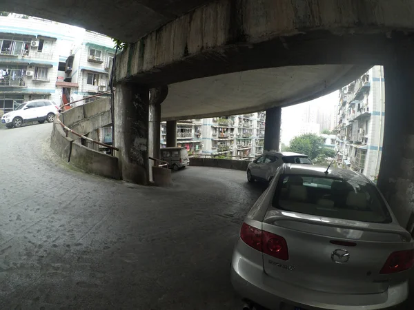 Interieur Uitzicht Een Verdiepingen Hoge Spiraal Parkeerplaats Een Woonwijk Chongqing — Stockfoto