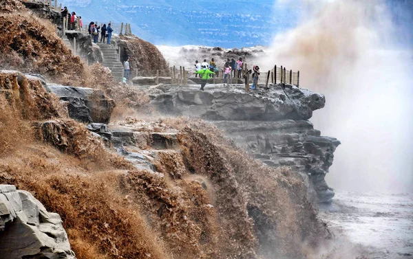 Touristen Besuchen Den Rauschenden Hukou Wasserfall Auf Dem Gelben Fluss — Stockfoto