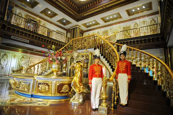 Kraliyet Sarayı Hizmetçi Kostümleri Giymiş Çinli Çalışanlar Versailles Sarayı Bir — Stok fotoğraf