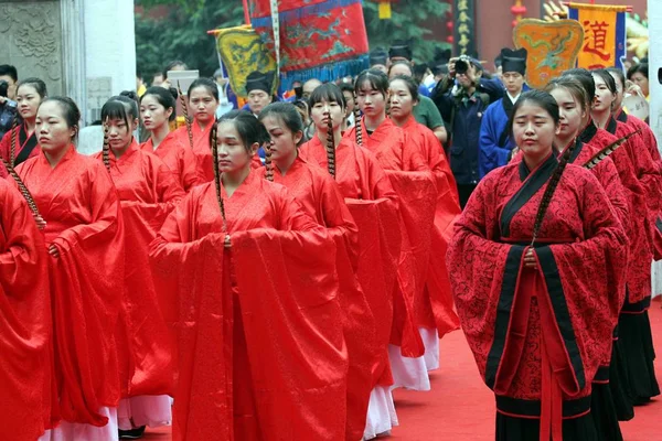 Teilnehmer Traditionellen Kostümen Führen Ein Ritual Zum 2568 Jahrestag Der — Stockfoto