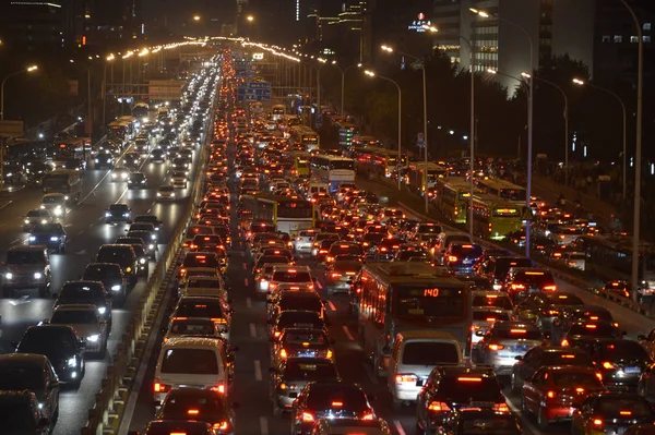 Masas Vehículos Mueven Lentamente Una Carretera Atasco Tráfico Durante Las — Foto de Stock