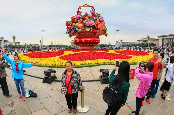 Les Touristes Chinois Regardent Énorme Parterre Forme Panier Intitulé Bénédictions — Photo