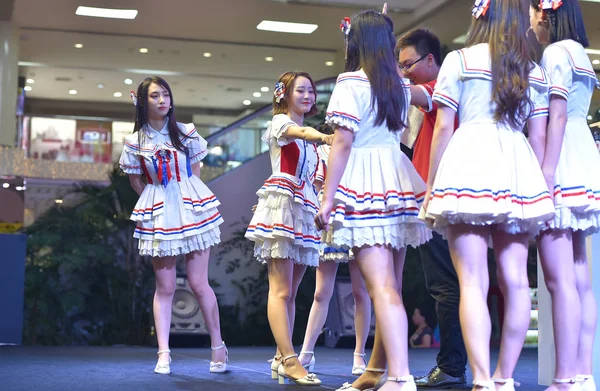 Členové Skupiny Čínských Idol Dívka Shy48 Zúčastnit Propagační Akci Obchoďáku — Stock fotografie