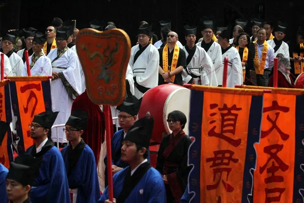 Teilnehmer Traditionellen Kostümen Führen Ein Ritual Zum 2568 Jahrestag Der — Stockfoto