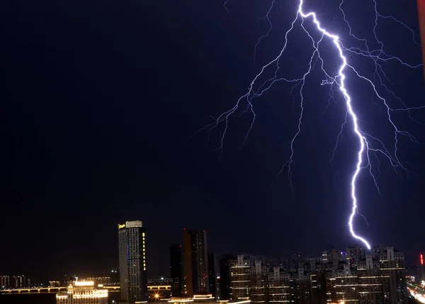 Vista Relâmpagos Três Vezes Simultaneamente Céu Noturno Sobre Cidade Nanchang — Fotografia de Stock