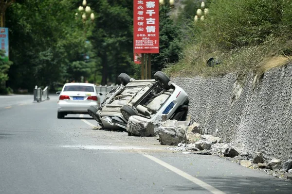Vista Automóvil Devastado Por Terremoto Magnitud Destino Turístico Jiuzhaigou Ciudad — Foto de Stock