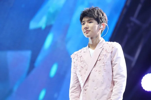 Roy Wang Eller Wang Yuan Kinesisk Pojke Gruppen Tfboys Utför — Stockfoto