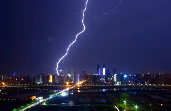 Vista Relâmpagos Três Vezes Simultaneamente Céu Noturno Sobre Cidade Nanchang — Fotografia de Stock