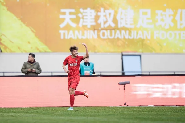 Yang Dari Tianjin Quanjian Merayakan Setelah Mencetak Gol Melawan Shanghai — Stok Foto