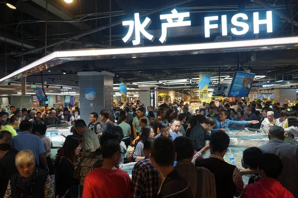 Kinesiska Kunder Throng Att Handla För Fisk Och Skaldjur Hangzhous — Stockfoto