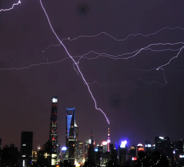 Relâmpago Toca Torre Oriental Pearl Através Céu Sobre Arranha Céus — Fotografia de Stock