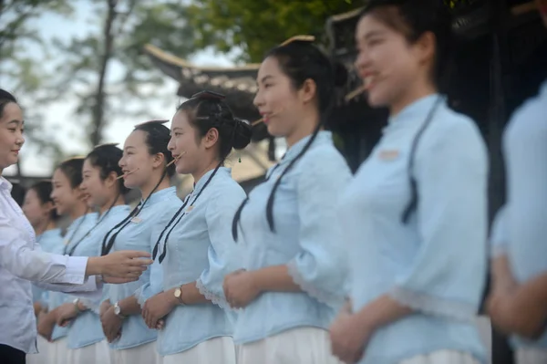 Guias Turismo Chinesas Femininas Slender West Lake Mordem Pauzinhos Colocam — Fotografia de Stock