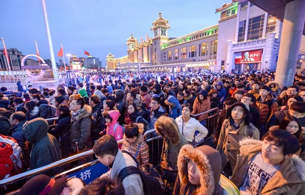 Los Pasajeros Chinos Que Regresan Trabajo Desde Año Nuevo Lunar — Foto de Stock