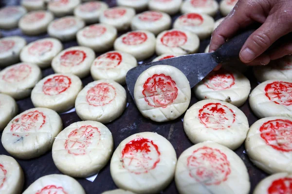 Jähriger Chinesischer Bäckereibesitzer Cheng Guisheng Stempelt Mondkuchen Seiner Werkstatt Xiuning — Stockfoto