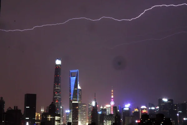 Vista Relâmpago Através Céu Sobre Arranha Céus Edifícios Altos Pudong — Fotografia de Stock