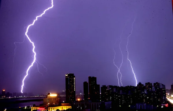 Vista Relâmpagos Três Vezes Simultaneamente Céu Noturno Sobre Cidade Nanchang — Fotografia de Stock