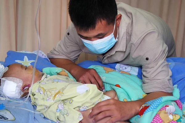 Year Old Κινέζος Μετανάστης Εργαζόμενος Zhiying Πατέρας Του Μηνών Βρέφος — Φωτογραφία Αρχείου
