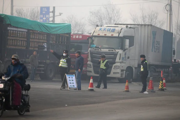 Ofițerii Administrației Rutiere Chineze Direcționează Camioane Camionete Autostradă Smog Greu — Fotografie, imagine de stoc