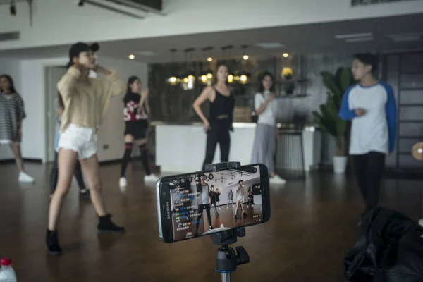 Female Chinese Trainees Attend Dance Class Training Center Webcasting Anchors — Stock Photo, Image