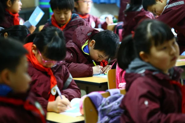 Jóvenes Estudiantes Chinos Estudian Aula Una Escuela Primaria Shanghái China —  Fotos de Stock