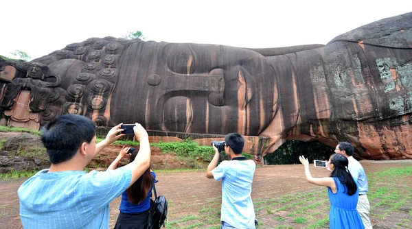 Tourists Visit World Largest Reclining Buddha Stone Statue Yiyang County — Stock Photo, Image