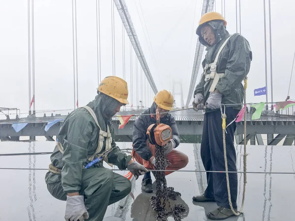 Trabalhadores Chineses Trabalham Canteiro Obras Segunda Ponte Lago Dongting Que — Fotografia de Stock