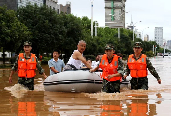 Китайские Спасатели Эвакуируют Местных Жителей Надувной Спасательной Шлюпке Затопленных Районов — стоковое фото