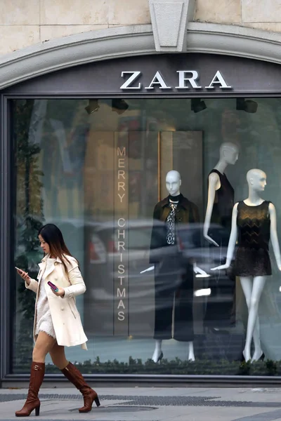 여성이 상하이 중국에 Zara의 매장을 지나서 2015 — 스톡 사진