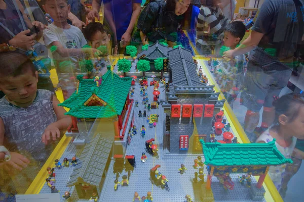 Guwenhua 天津の古文化街 2017 日中国天津市に天津の最初のレゴ認定店で 000 Lego ブロック製のレゴ彫刻を見る来場者 — ストック写真