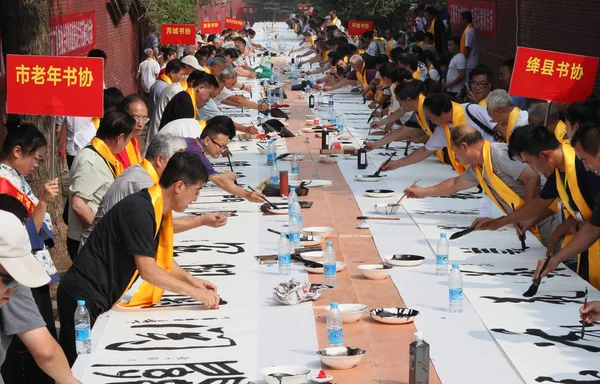 500 Calígrafos Chinos Reúnen Para Escribir Caracteres Chinos Para Conmemorar —  Fotos de Stock