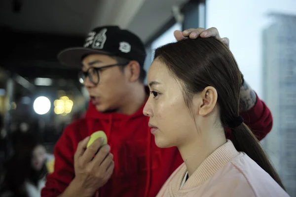 Makeup Artist Demonstrates Skills Female Chinese Trainees Training Center Webcasting — Stock Photo, Image