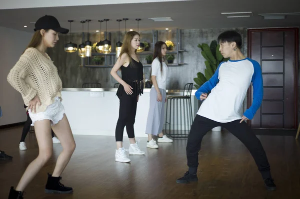 Female Chinese Trainees Attend Dance Class Training Center Webcasting Anchors — Stock Photo, Image