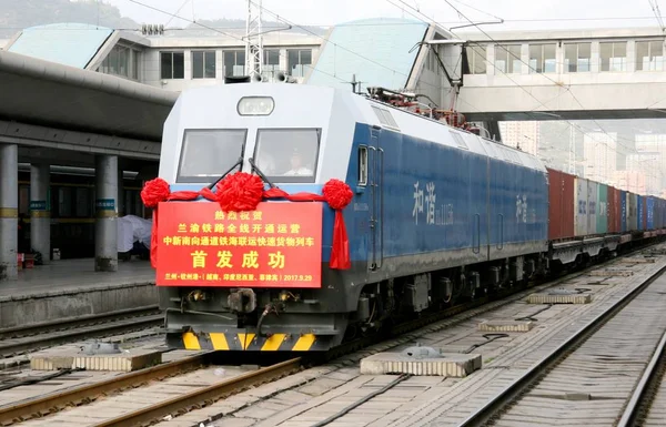 란저우 철도의 열차는 북서부의 란저우 시에서 란저우 기차역을 준비를 2017 — 스톡 사진