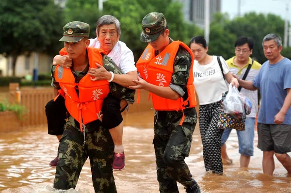 Китайські Рятувальники Евакуювали Місцевих Жителів Паводці Після Важкого Дощу Місті — стокове фото